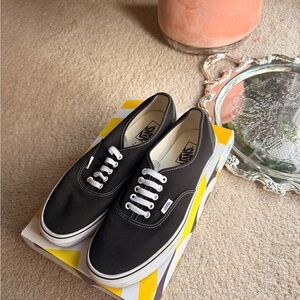 Vans Authentic Sneaker Men’s Size 11 US. Black and White with Laces